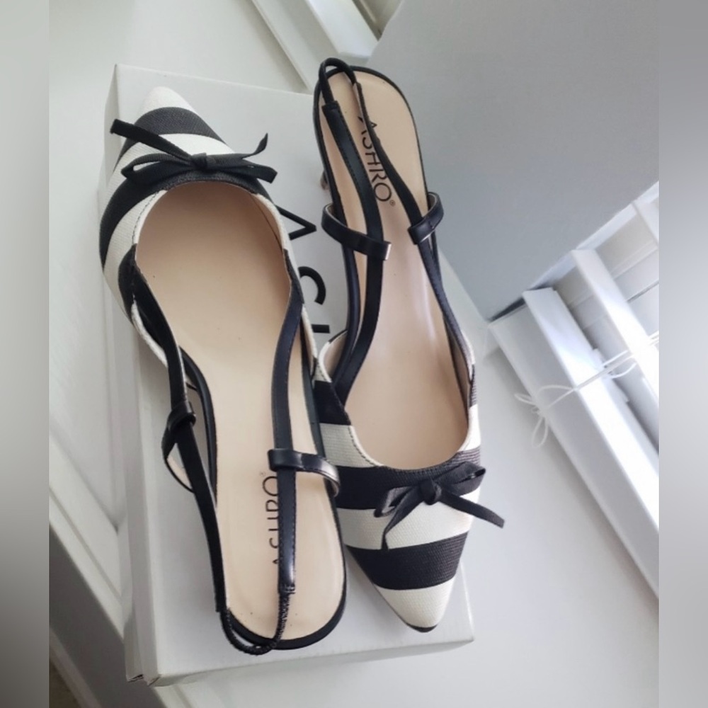 2000’s Black and White Striped Twee Kitten Heel (Like New!)